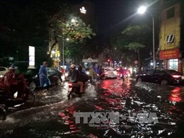 Hà Nội: Mưa như trút nước, các quận trung tâm ngập úng cục bộ